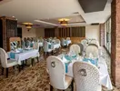 Elegancka restauracja w Quattro Beach Spa z nakrytymi stołami