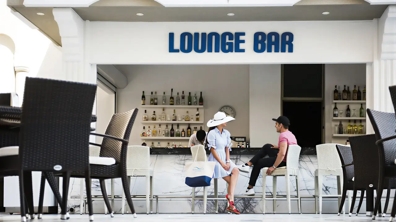 Lounge bar w Quattro Beach Spa z gośćmi