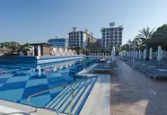 Basen i leżaki w hotelu Quattro Beach Spa