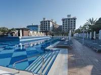 Basen i leżaki w hotelu Quattro Beach Spa