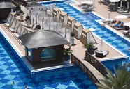 Basen z pawilonami i leżakami w Quattro Beach Spa
