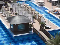 Basen z pawilonami i leżakami w Quattro Beach Spa
