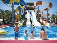 Zjeżdżalnie wodne w Quattro Beach Spa z dziećmi