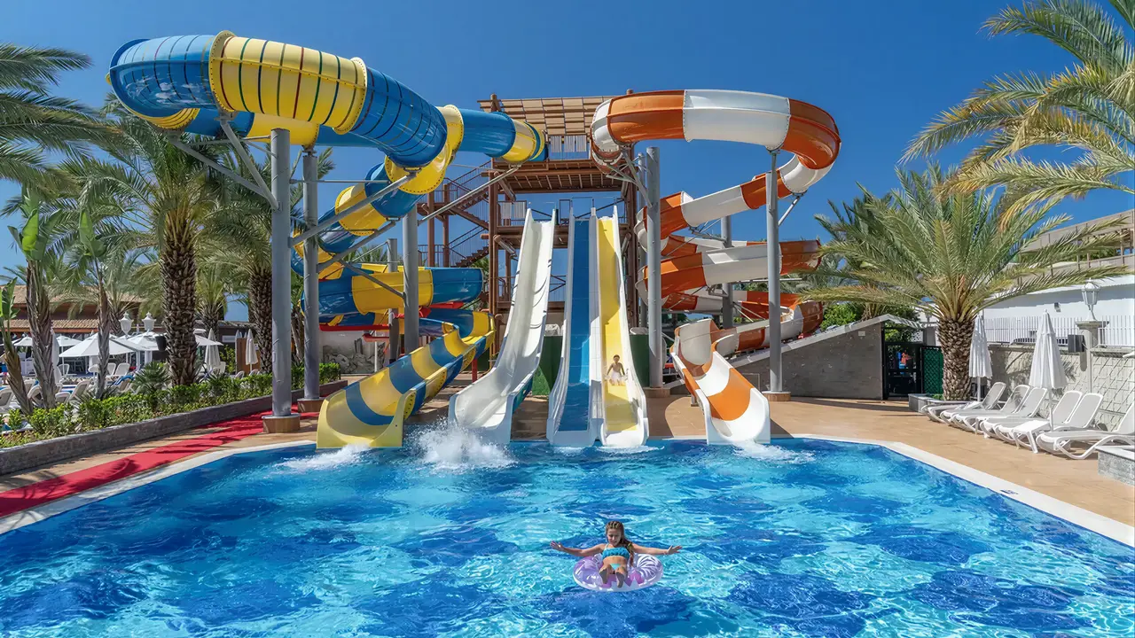 Zjeżdżalnie wodne w Quattro Beach Spa