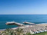 Plaża i molo w hotelu Quattro Beach Spa