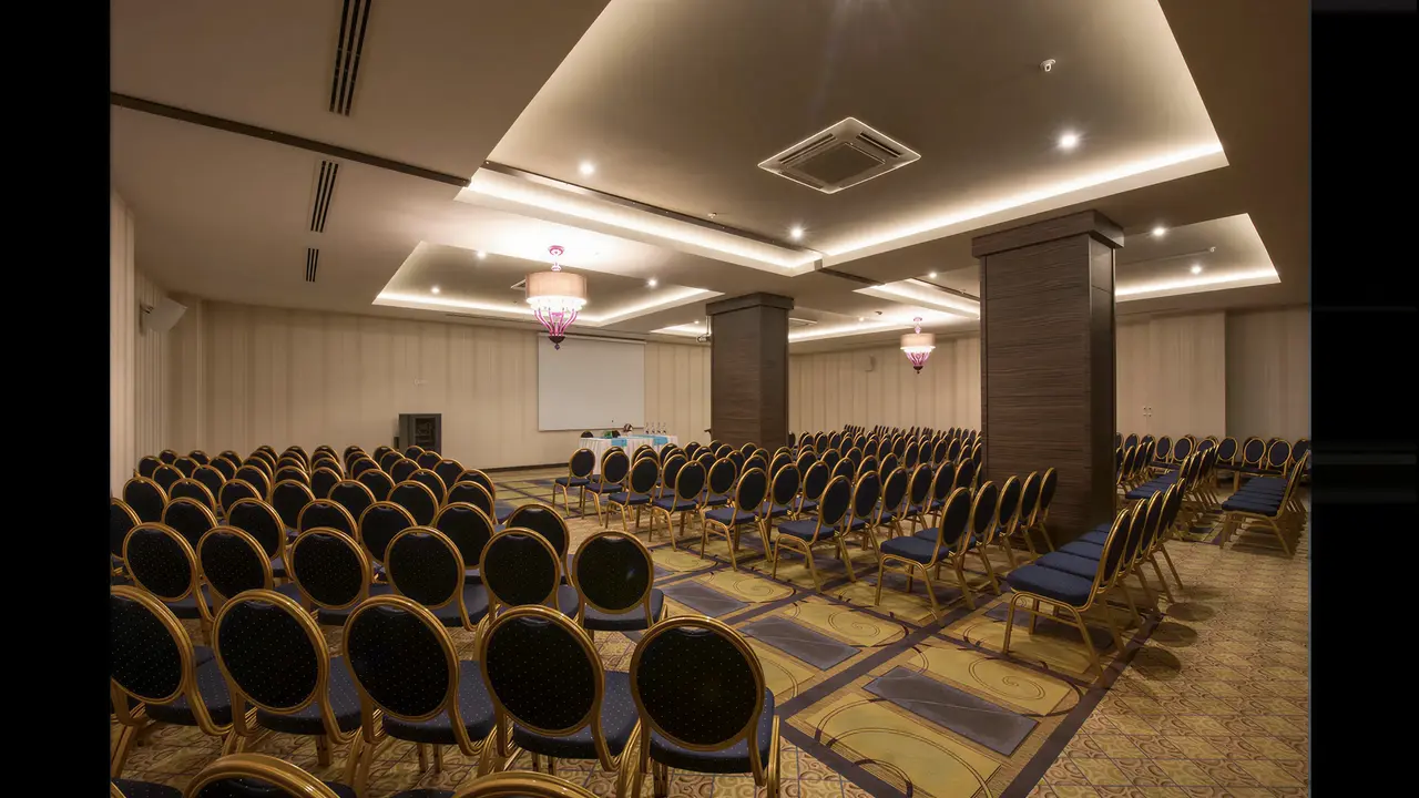 Sala konferencyjna w Quattro Beach Spa z rzędami krzeseł