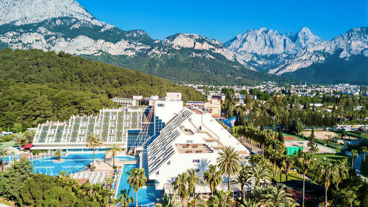 Widok na kompleks hotelowy Queens Park Resort Goynuk z basenami