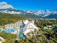 Widok na kompleks hotelowy Queens Park Resort Goynuk z basenami