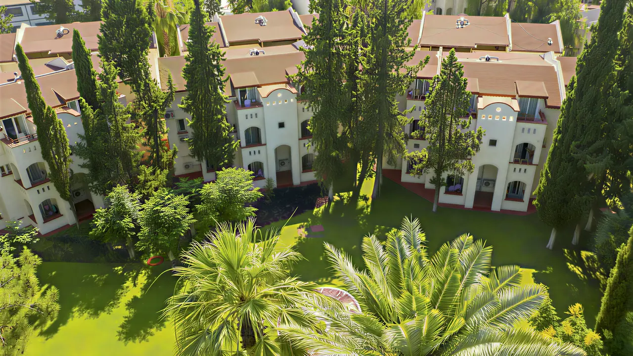 Widok na budynki i zieleń w Queens Park Resort Goynuk
