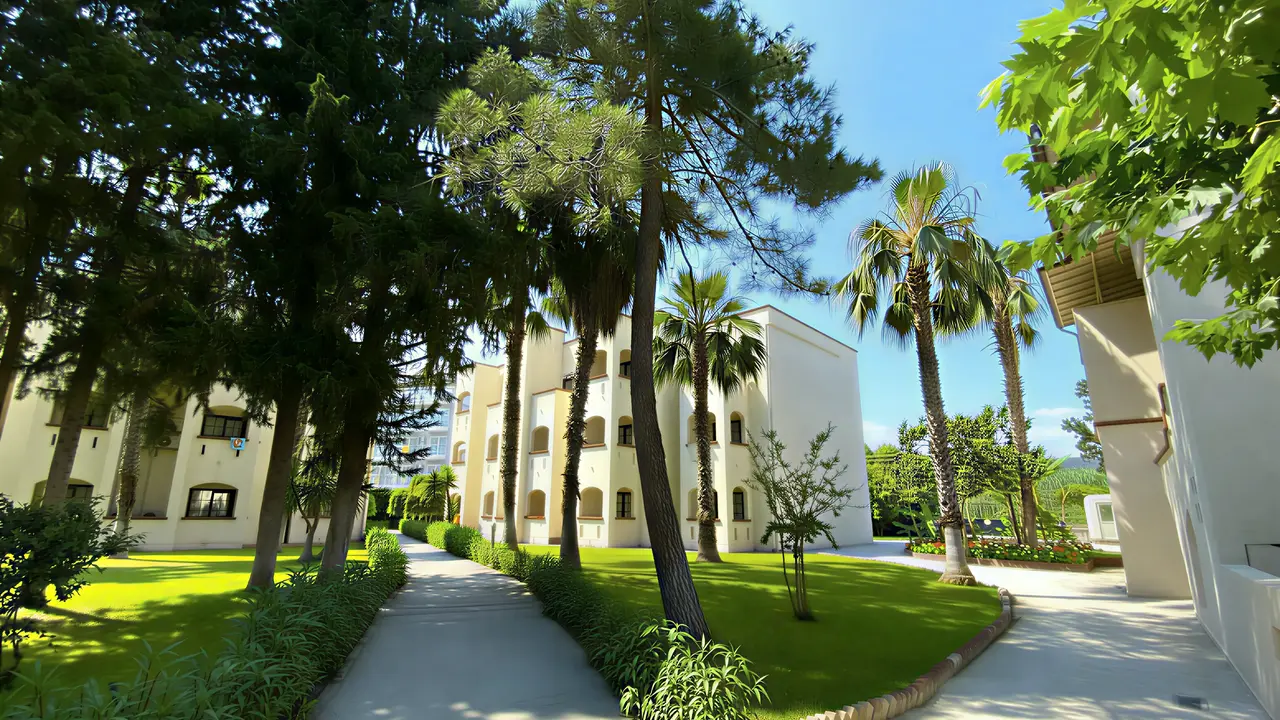 Budynki i alejki w hotelu Queens Park Resort Goynuk