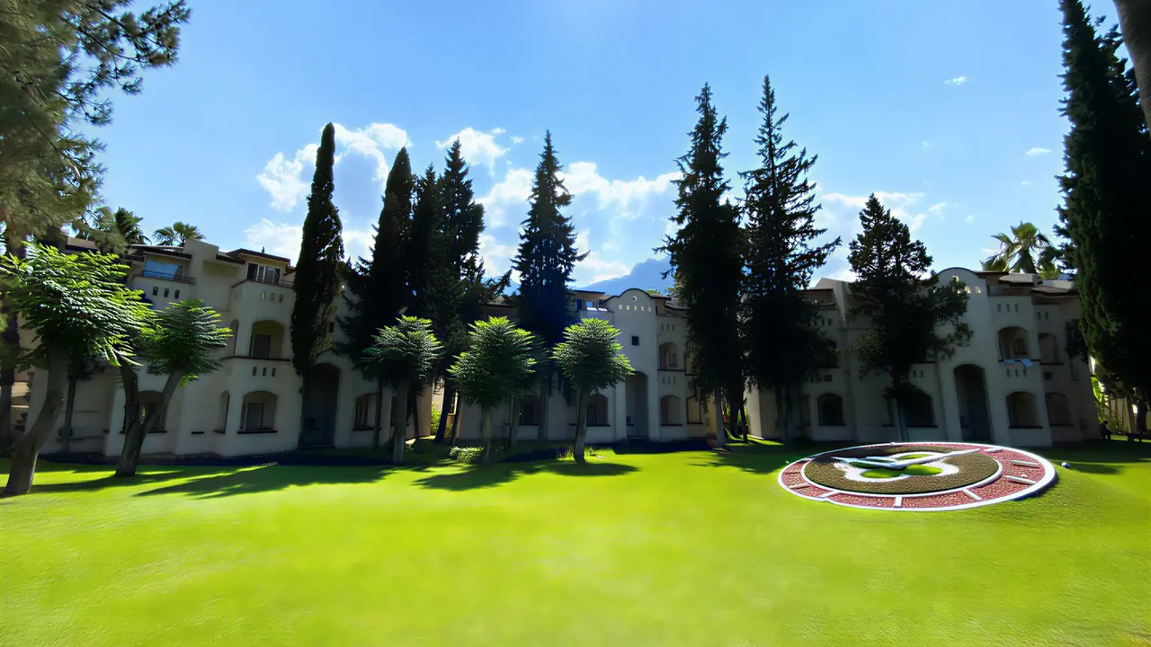 Budynek i trawnik w Queens Park Resort Goynuk
