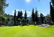 Budynek i trawnik w Queens Park Resort Goynuk