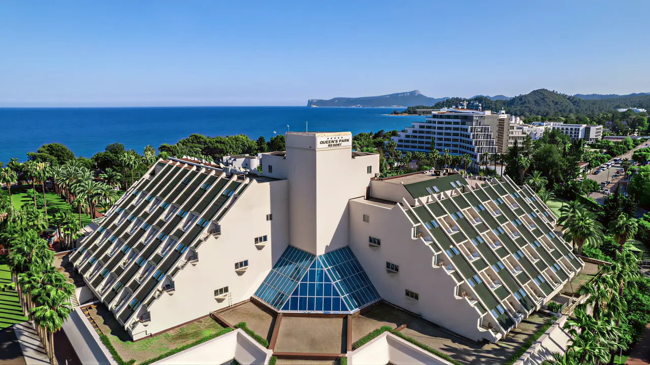 Widok na budynek Queens Park Resort Goynuk nad samym morzem