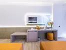 Wnętrze pokoju w Queens Park Resort Goynuk z biurkiem