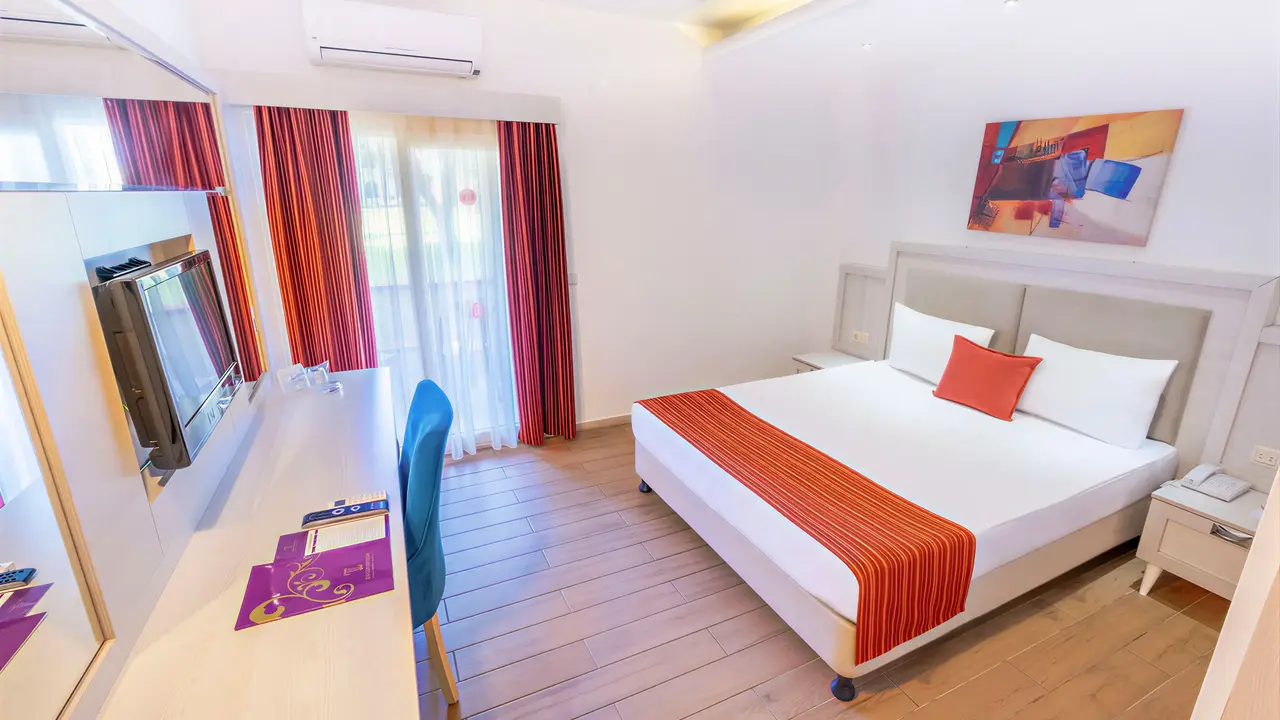 Nowoczesny pokój z łóżkiem w Queens Park Resort Goynuk