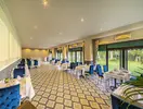 Restauracja w hotelu Queens Park Resort Goynuk z nakrytymi stołami