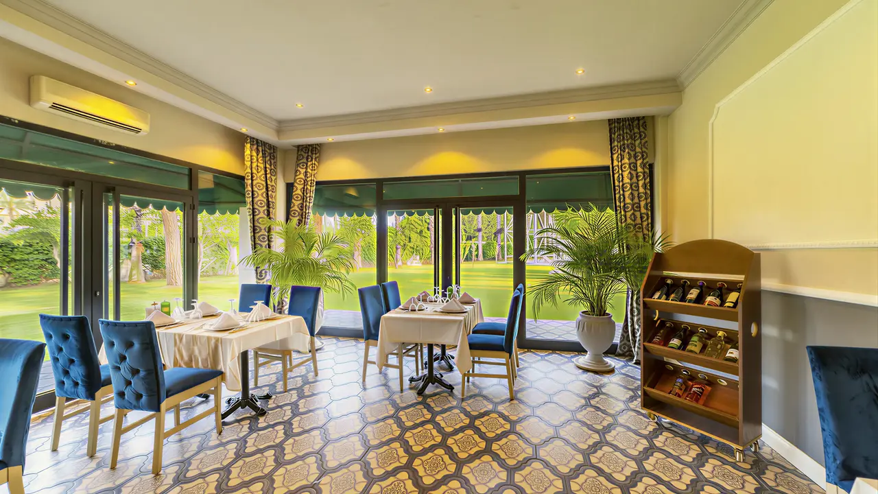 Elegancka restauracja w hotelu Queens Park Resort Goynuk