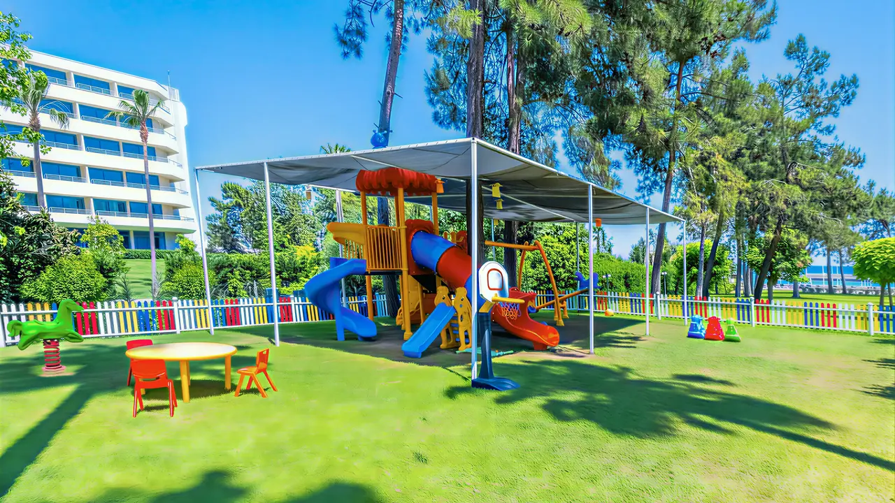 Plac zabaw dla dzieci w Queens Park Resort Goynuk