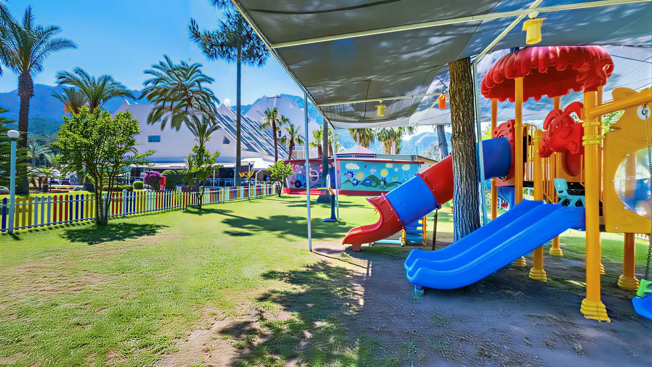 Plac zabaw dla dzieci w Queens Park Resort Goynuk