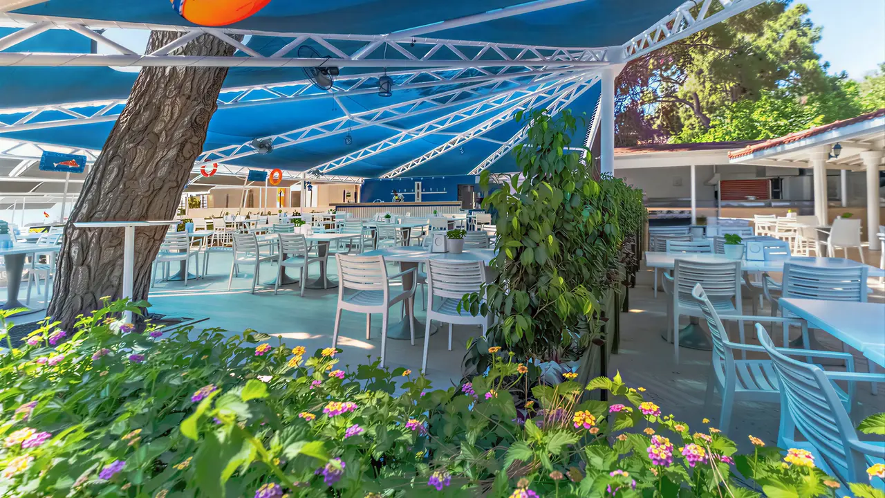 Restauracja na świeżym powietrzu w Queens Park Resort Goynuk