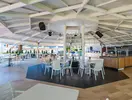 Restauracja w Queens Park Resort Goynuk z białymi stołami i krzesłami