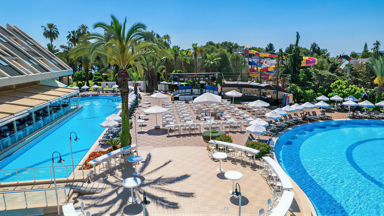 Widok na baseny i teren Queens Park Resort Goynuk