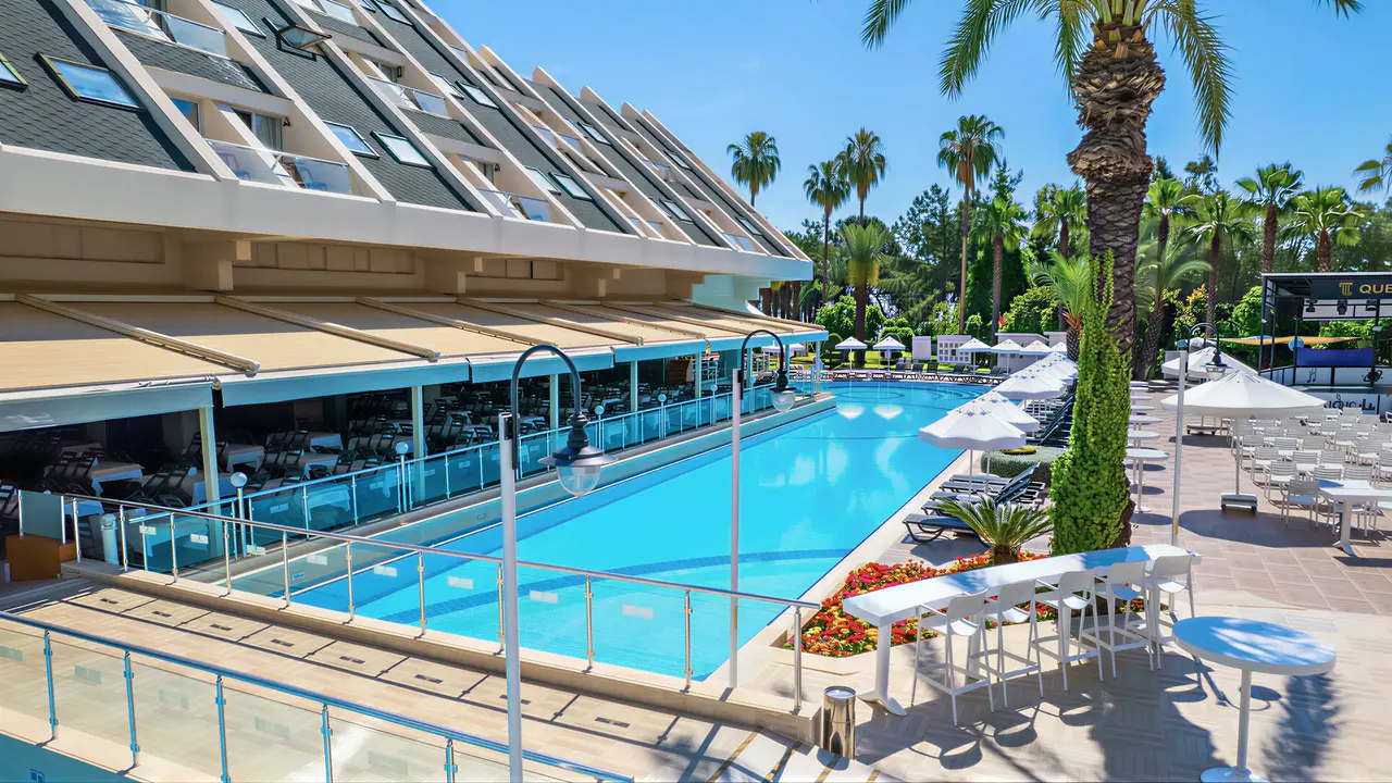Basen zewnętrzny w obiekcie Queens Park Resort Goynuk