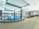 Kryty basen w Queens Park Resort Goynuk z leżakami