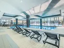Kryty basen z leżakami w Queens Park Resort Goynuk