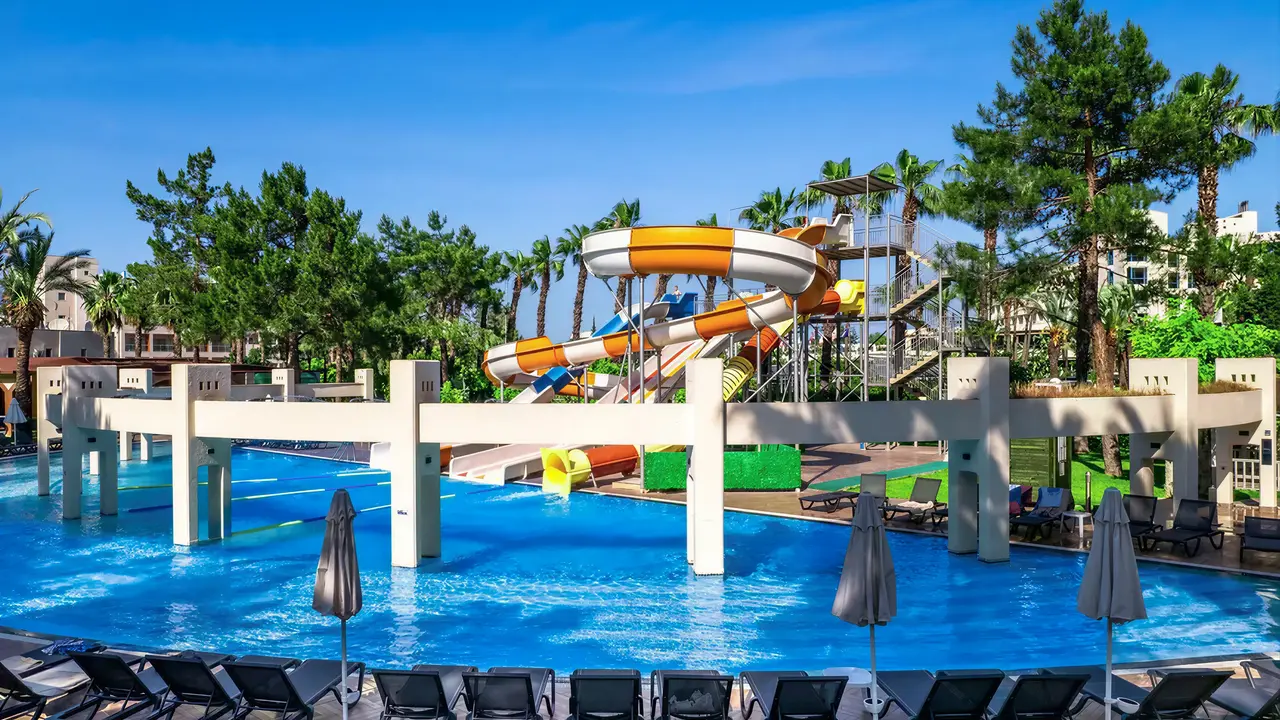 Zjeżdżalnie wodne w Queens Park Resort Goynuk