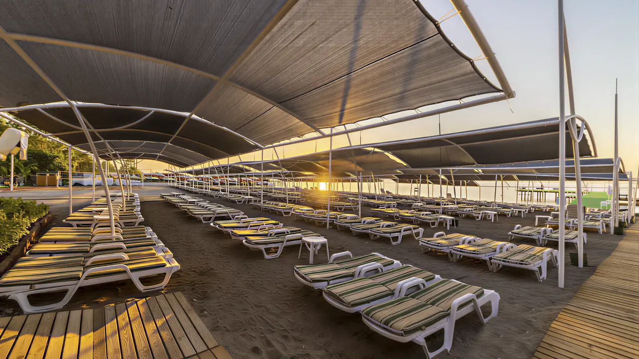 Leżaki na plaży w Queens Park Resort Goynuk
