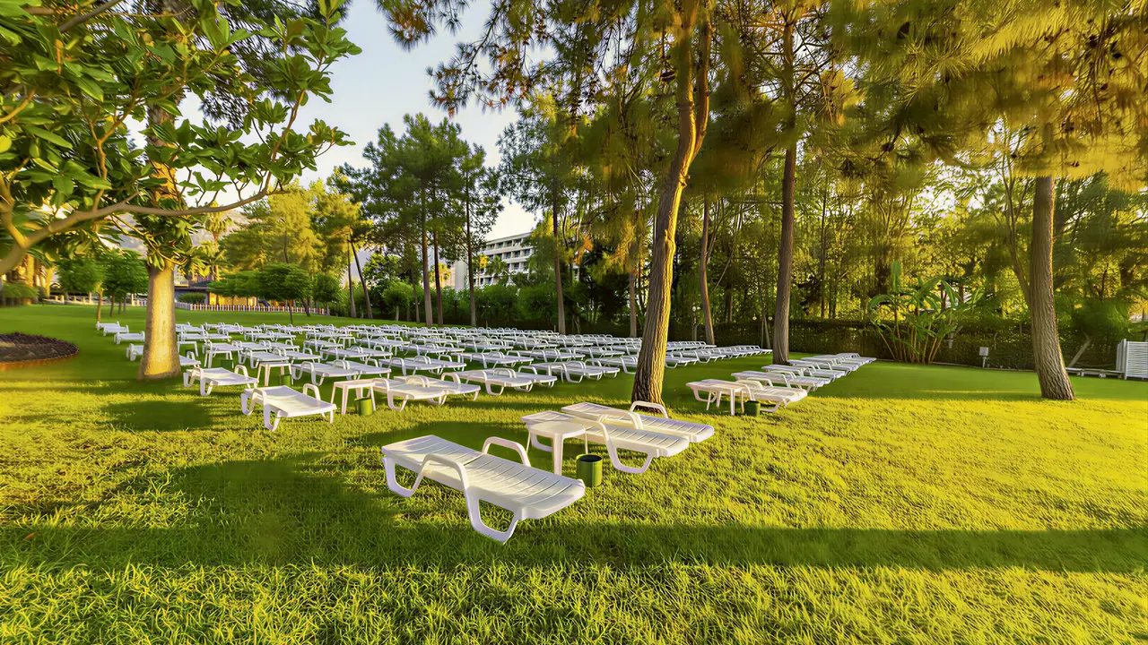 Leżaki na trawniku w hotelu Queens Park Resort Goynuk