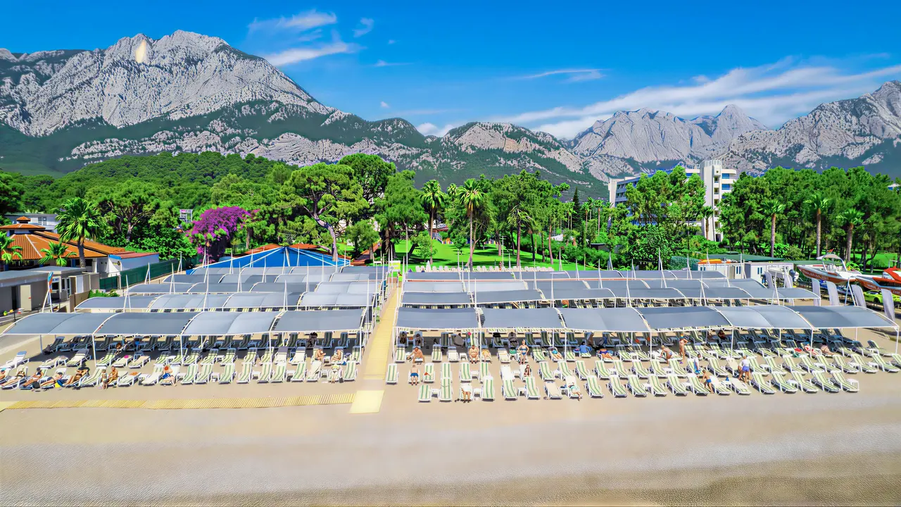 Leżaki na plaży w Queens Park Resort Goynuk