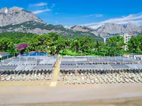 Leżaki na plaży w Queens Park Resort Goynuk
