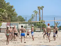 Gra w siatkówkę plażową w Queens Park Resort Goynuk