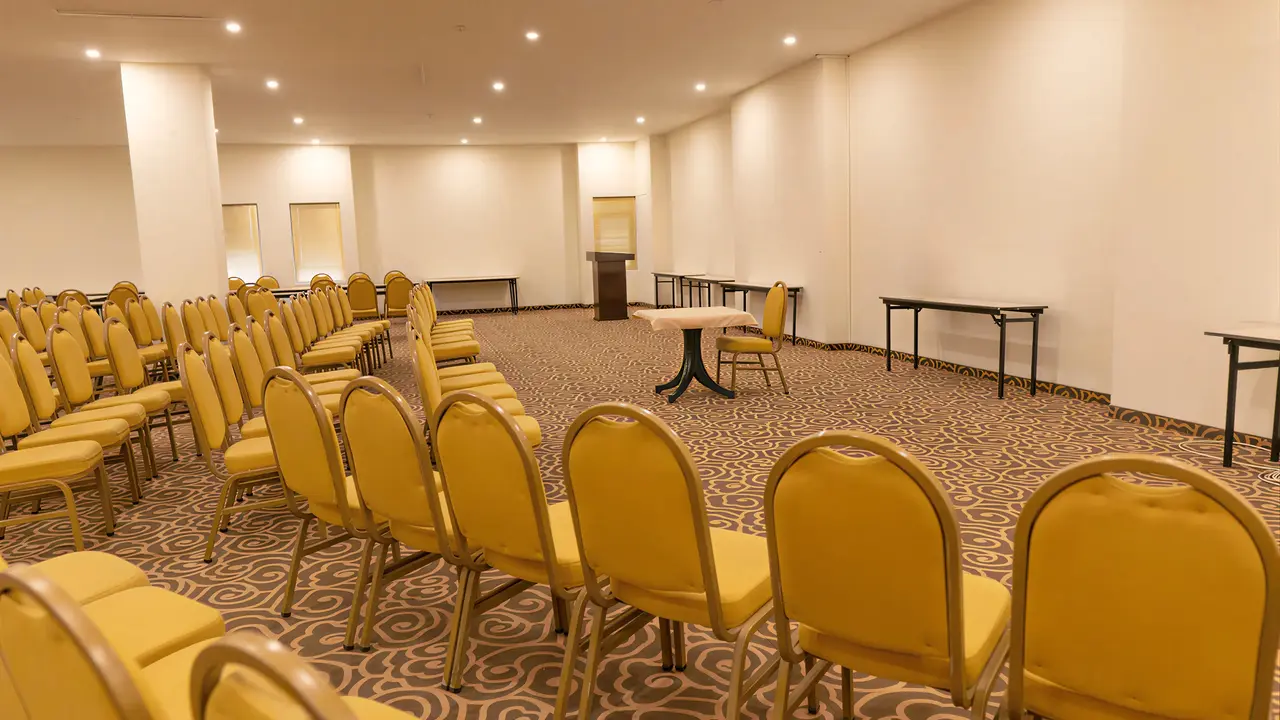 Sala konferencyjna w Queens Park Resort Goynuk z żółtymi krzesłami