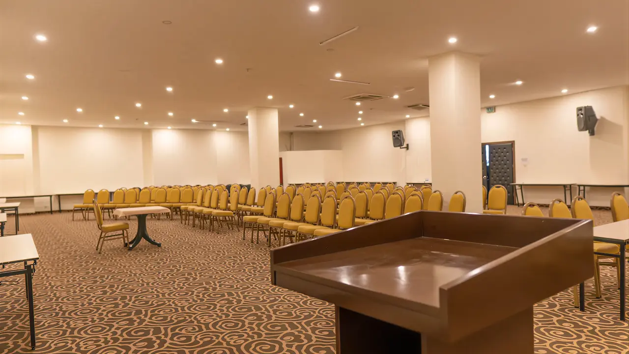 Sala konferencyjna w Queens Park Resort Goynuk z rzędami krzeseł