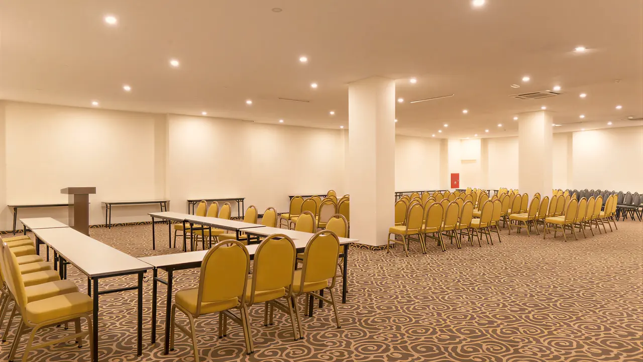 Sala konferencyjna w Queens Park Resort Goynuk z rzędami krzeseł