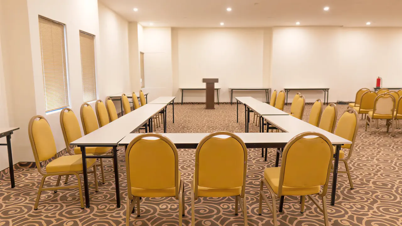 Sala konferencyjna w Queens Park Resort Goynuk z ustawieniem w podkowę