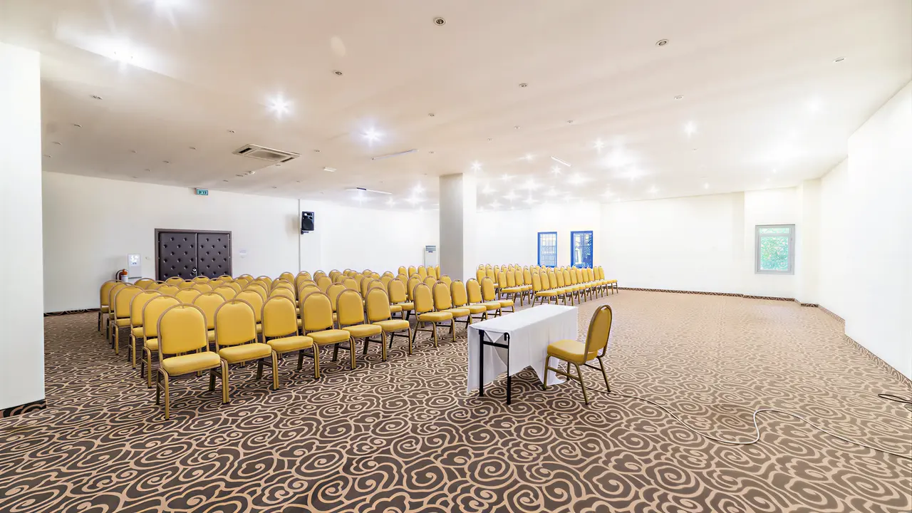 Sala konferencyjna w Queens Park Resort Goynuk z żółtymi krzesłami