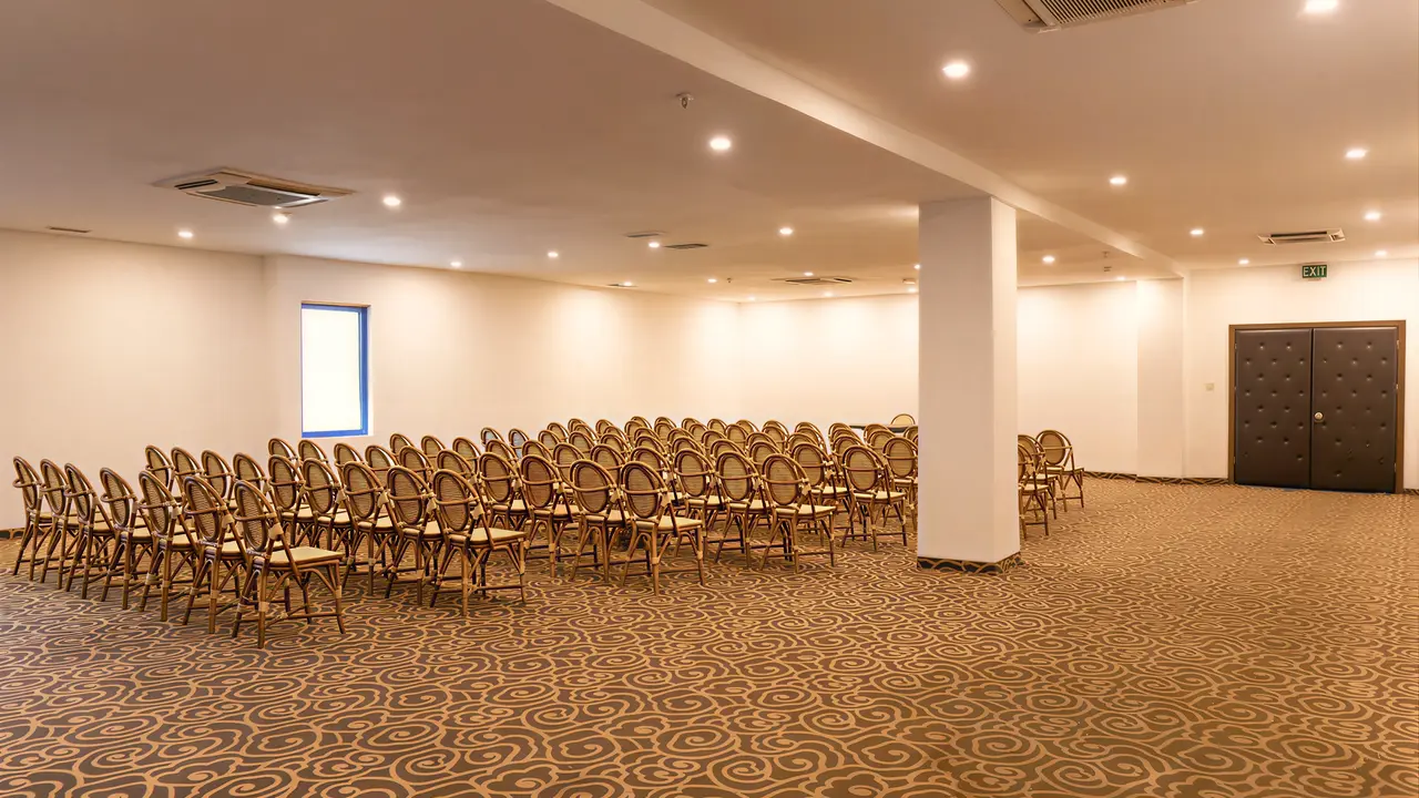 Sala konferencyjna z krzesłami w Queens Park Resort Goynuk