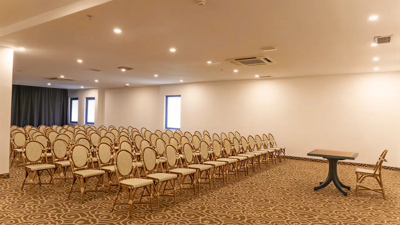 Sala konferencyjna w Queens Park Resort Goynuk z rzędami krzeseł
