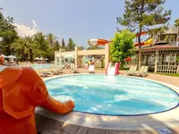 Zjeżdżalnie wodne i basen w Queens Park Resort Goynuk
