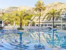 Basen z leżakami w Queens Park Resort Goynuk