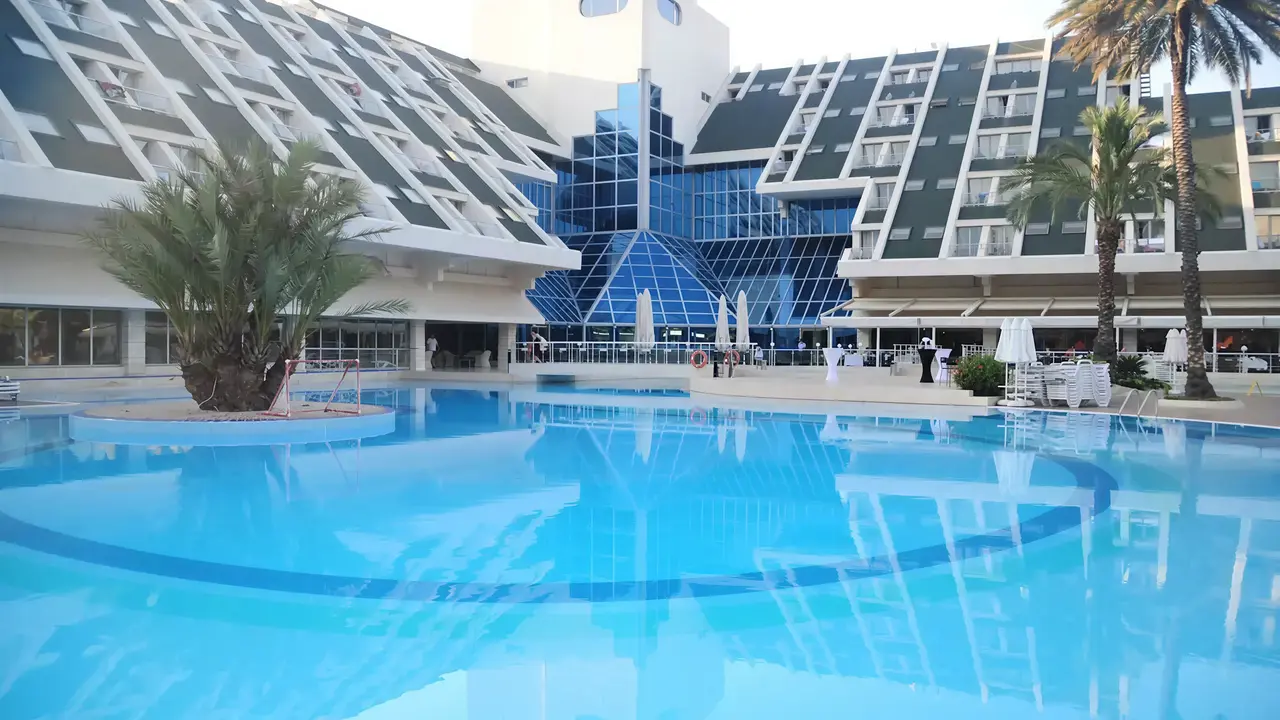 Basen zewnętrzny w hotelu Queens Park Resort Goynuk
