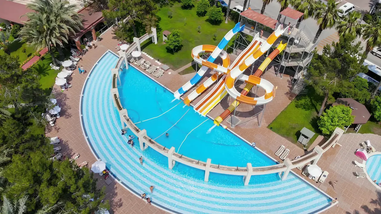 Zjeżdżalnie wodne w basenie hotelu Queens Park Resort Goynuk