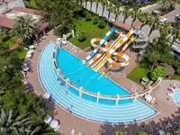 Zjeżdżalnie wodne w basenie hotelu Queens Park Resort Goynuk