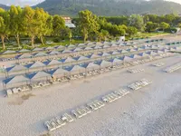 Leżaki i parasole na plaży w Queens Park Resort Goynuk