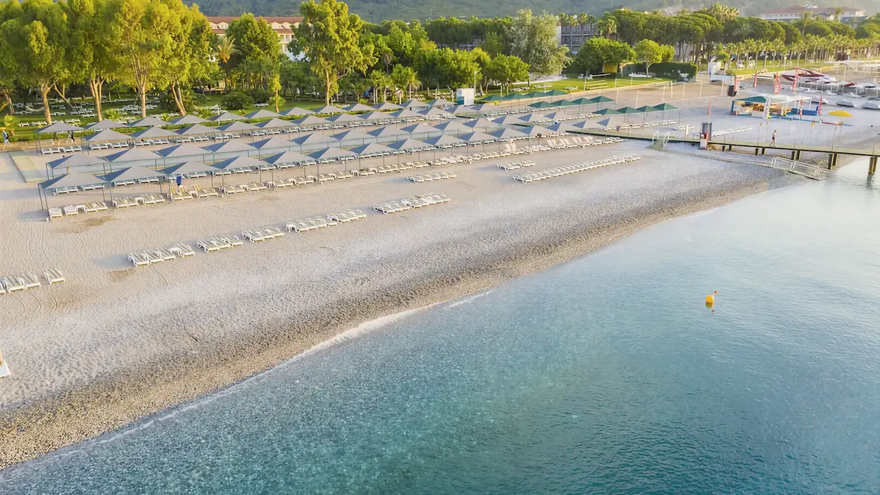 Plaża z leżakami i parasolami w Queens Park Resort Goynuk