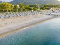 Plaża z leżakami i parasolami w Queens Park Resort Goynuk